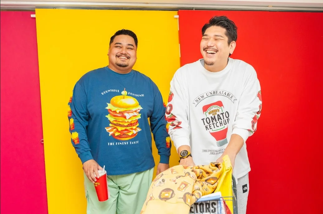 男性二人、ハンバーガー・ケチャップTシャツ