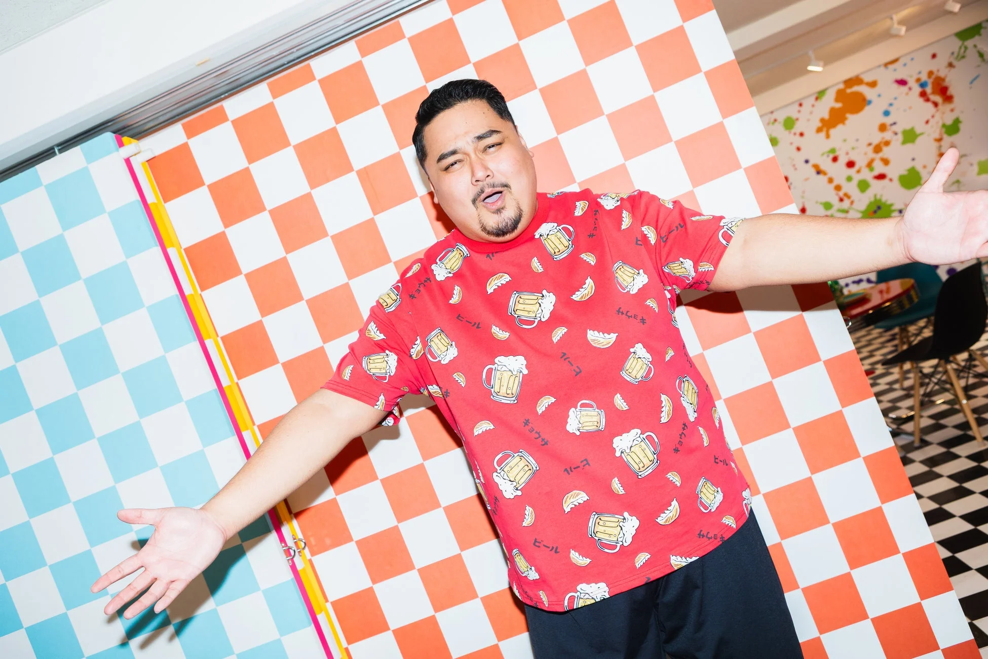 ビール・餃子Tシャツの男性