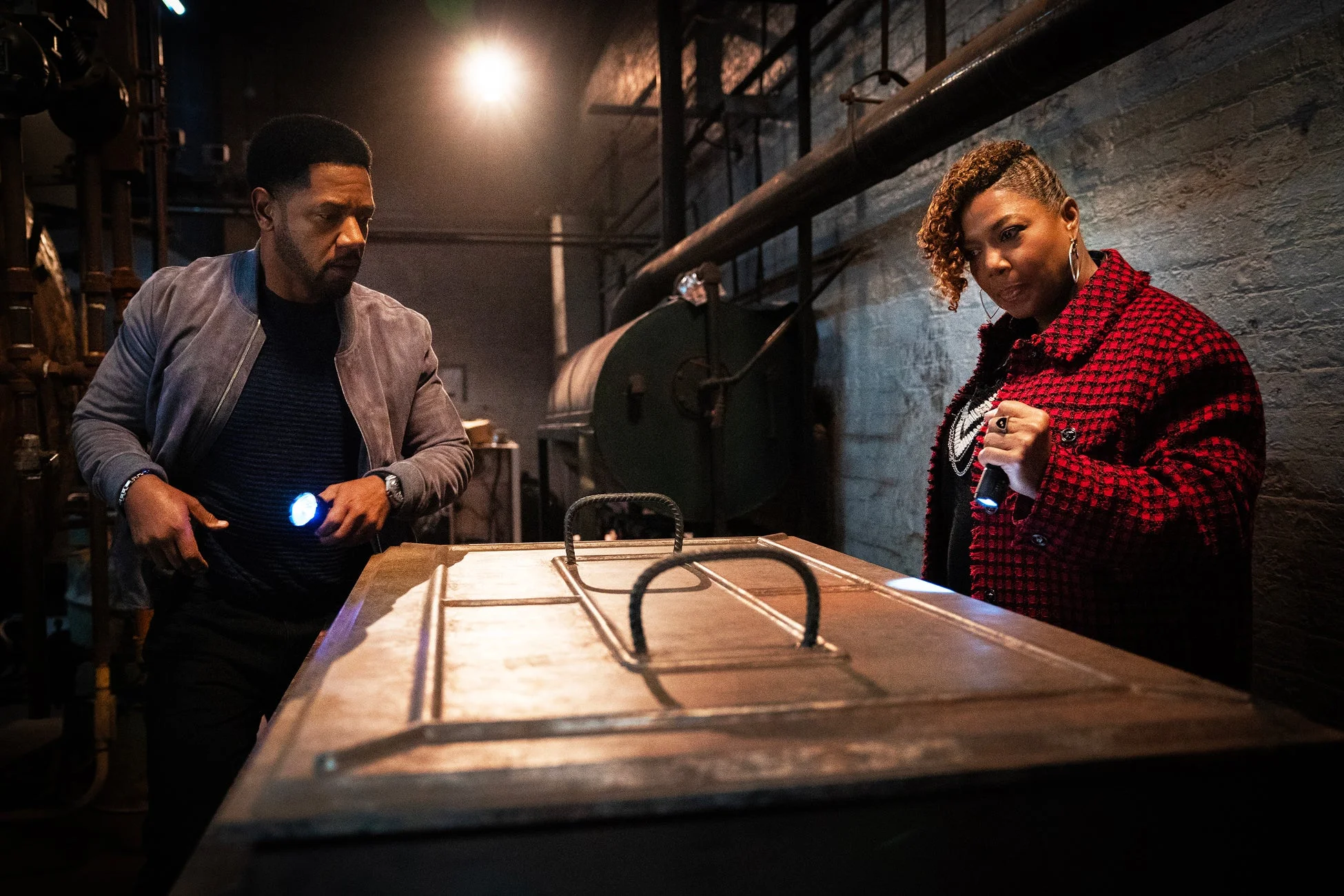 倉庫で調査するロビンと仲間