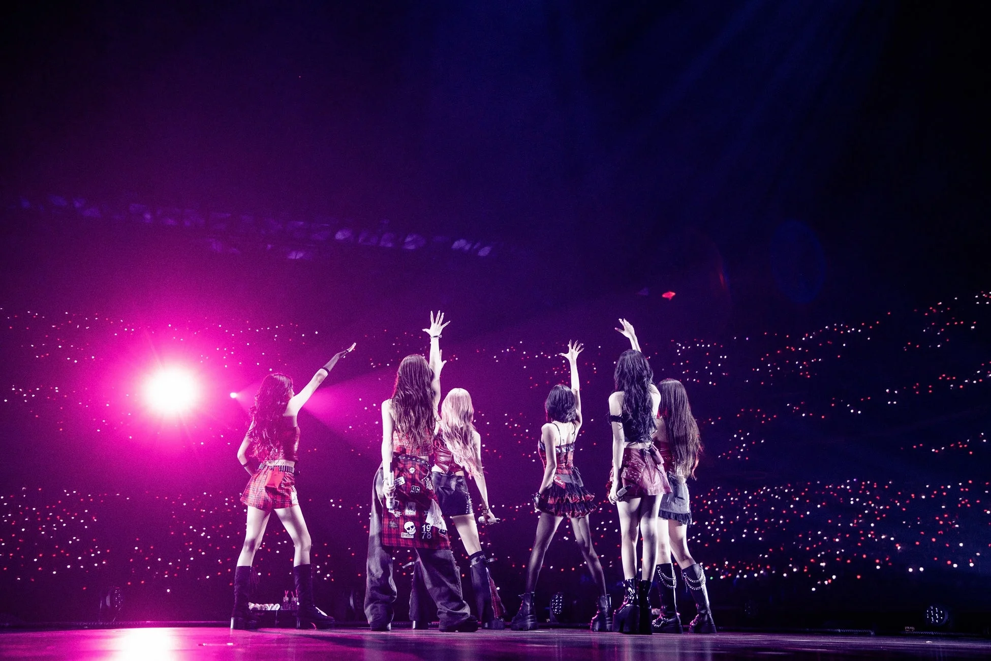 ステージ上でパフォーマンスを行う複数の女性アーティスト