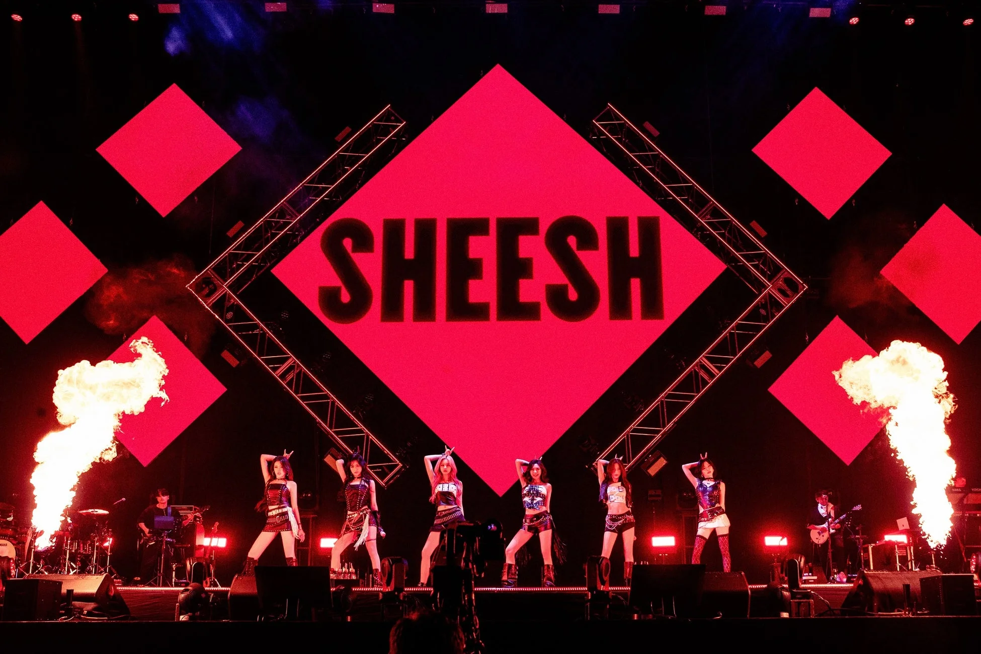 ステージでパフォーマンスする6人組のガールズグループ